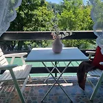 Private Riverside House On The River With Private كولين فاكوف