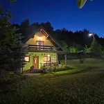 Private Riverside House On The River With Private * كولين فاكوف
