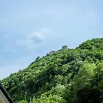 Private Riverside House On The River With Private كولين فاكوف