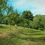 Private Riverside House On The River With Private كولين فاكوف