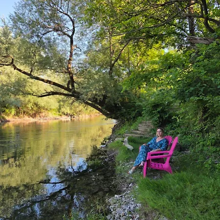 Private Riverside House On The River With Private كولين فاكوف